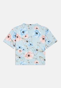 Κοντομάνικο μπλουζάκι σε ανοιχτό γαλάζιο χρώμα, με σχέδια από ροζ και μπλε λουλούδια και πεταλούδες, μαλακό ύφασμα και στρογγυλή λαιμόκοψη.