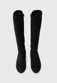 Zwarte nubuck kniehoge laarzen met een gladde textuur, met een smalle pasvorm en een rits aan de zijkant voor eenvoudig aan- en uittrekken.