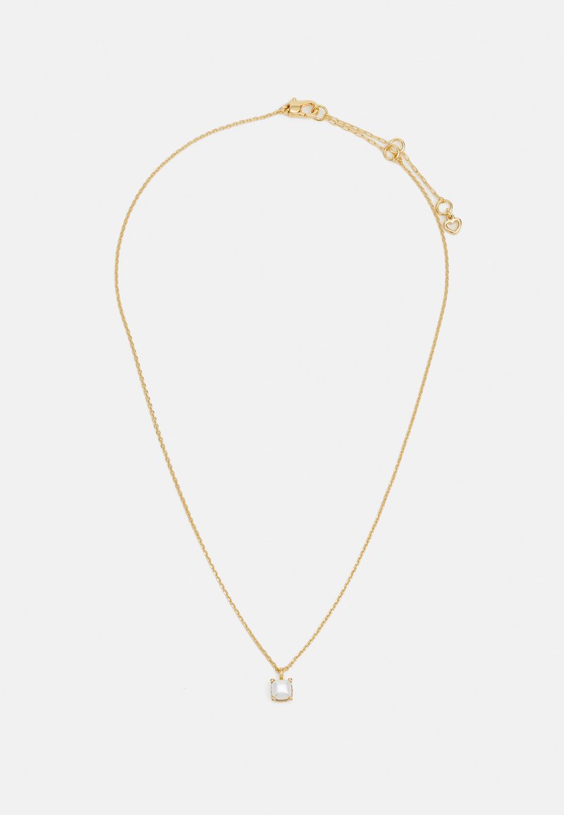 Collana in oro con ciondolo quadrato che presenta una pietra traslucida. Collegamenti delicati e gancio a moschettone con lunghezza della catena regolabile.