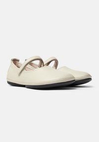 Scarpe slip-on bianche in pelle con due nastri elastici, design a punta arrotondata e una sottile suola in gomma nera. Texture liscia con dettagli minimi.