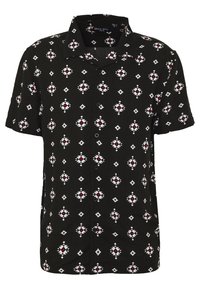 Chemise noire à manches courtes avec des motifs géométriques blancs et rouges, devant à boutons, col et tissu à texture lisse.