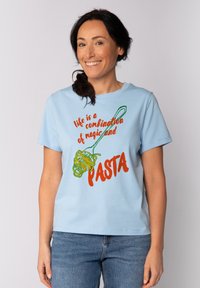 Lichtblauw katoenen T-shirt met korte mouwen. Voorkant met een grafisch ontwerp van pasta en tekst in rood en groen. Rechte snit, casual ontwerp.