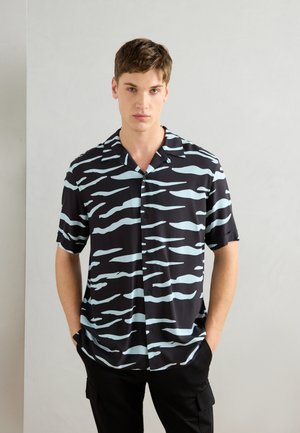SHIRT HONOLULU RELAXED STRAIGHT FIT PRINTED WITH LOGOED BADGE - Button down-skjorte - black
