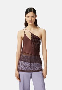 Top in satin marrone scuro con un design asimmetrico, caratterizzato da applicazioni di paillettes e un pannello inferiore in pizzo color lavanda. Spallina su un lato.