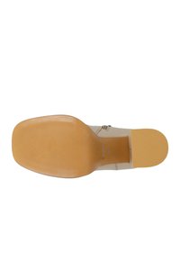 Scarpa da donna beige con punta quadrata, suola marrone, tacco a blocco e logo "wojas" visibile sulla suola, taglia 38.