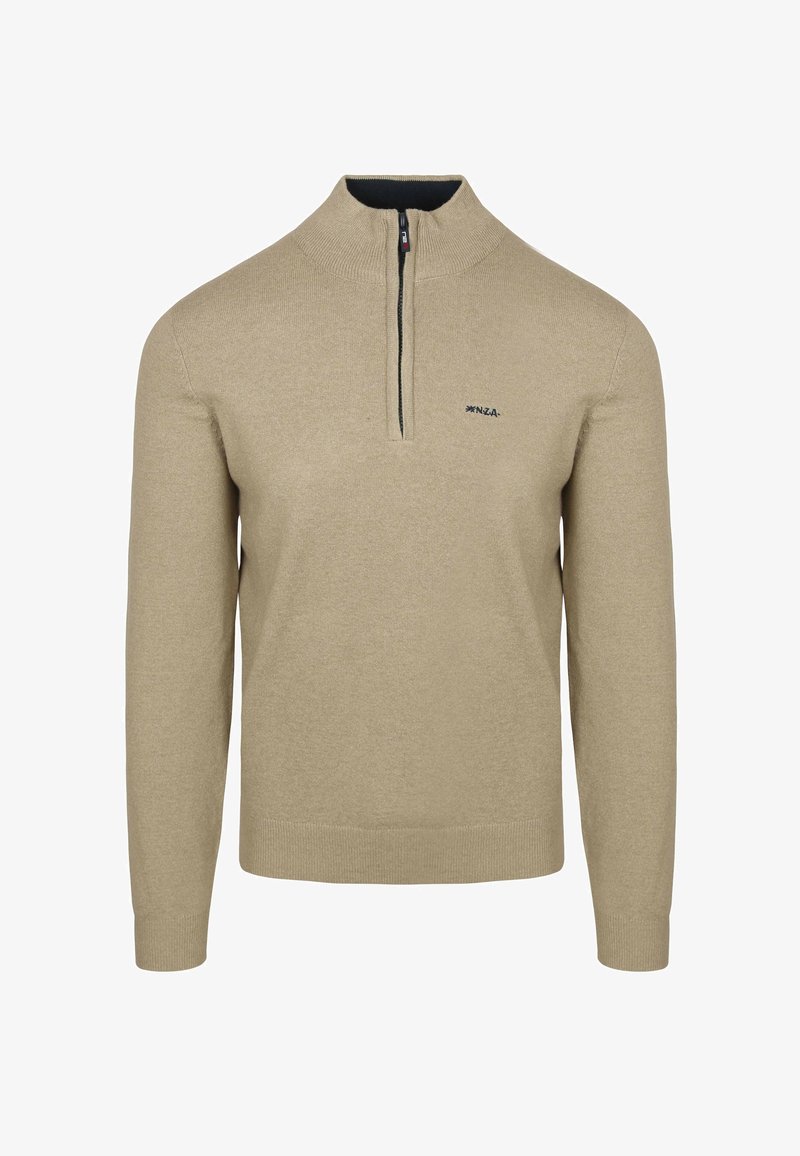 Beige rits-nekkpull met lange mouwen. Soepele gebreide textuur, geribbelde manchetten en zoom. Bevat een klein donker logo op de linkerkant van de borst.