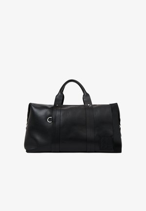 Czarna skórzana torba podróżna z dwoma uchwytami na górze, odpinanym paskiem na ramię i subtelnie wytłoczonym logo na przednim rogu.