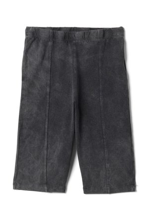 Dunkelgraue knielange Shorts mit elastischem Bund und vertikalen Nähten aus weichem, leicht strukturiertem Stoff.