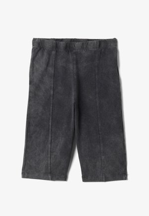 Pantalones cortos hasta la rodilla de color gris oscuro con cintura elástica y costuras verticales, hechos de tela suave y ligeramente texturizada.
