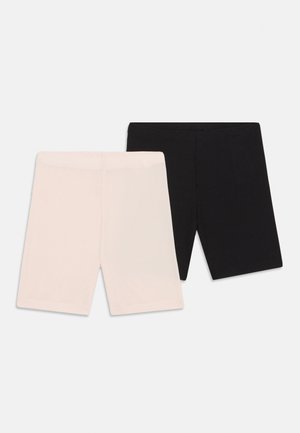 To par med tettsittende shorts, en i lys rosa og en i svart, begge laget av et teksturert stoff med en glatt overflate.