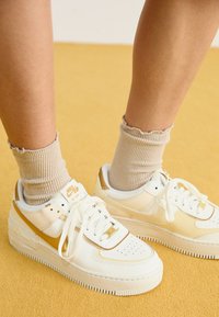 Unselected, sail/metallic gold/coconut milk