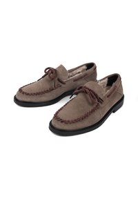 Brązowe zamszowe mokasyny z kontrastującym ciemnobrązowym plecionym wykończeniem i sznurówkami. Miękka podszewka oraz solidna czarna gumowa podeszwa.