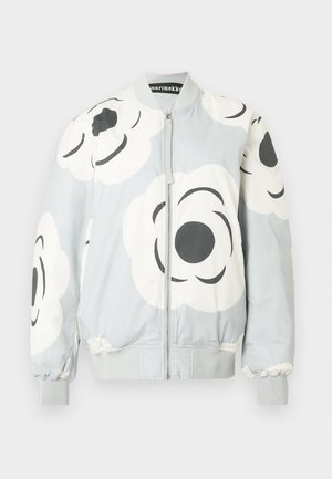 Bunda bomber světle šedé barvy s velkými bílými květinovými vzory a černými detaily. Má přední zip a žebrované manžety a lem.