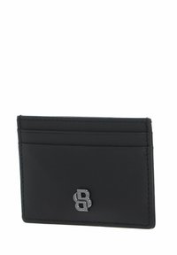 Porte-cartes en cuir noir avec quatre emplacements pour cartes, doté d'un logo argenté brillant sur le devant et de coutures contrastantes sur les bords.