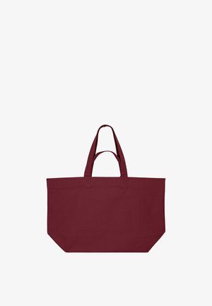 Grote bordeauxrode draagtas met twee korte en twee lange handvatten, rechthoekige bodem en eenvoudig ontwerp zonder zichtbare logo's of patronen.