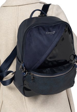 Sac à dos navy en matériaux texturés et polis, avec une poche avant zippée arborant un motif reptilien. Bandoulières réglables incluses.
