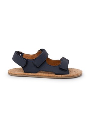Marineblaue Sandale mit zwei verstellbaren Klettverschlüssen, Korkfußbett und Gummisohle. Offenes Design mit texturiertem Obermaterial.