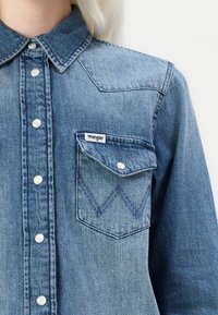Wrangler HERITAGE SHIRT - Blusa com botões - light hand