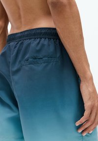 PULL&BEAR OMBRÉ - Șorturi de baie - blue