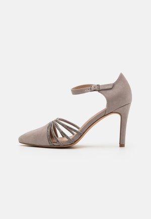 Chaussure à talons hauts à bout pointu en daim gris doux, avec une sangle de cheville et plusieurs détails de sangle striée grise à l'avant.