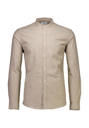 Beige overhemd met lange mouwen en een opstaand boordje, uitgevoerd met een knoopsluiting aan de voorkant en een gladde katoenen stof, die zorgt voor een strakke en minimalistische uitstraling.