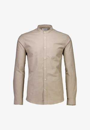 Beige overhemd met lange mouwen en een opstaand boordje, uitgevoerd met een knoopsluiting aan de voorkant en een gladde katoenen stof, die zorgt voor een strakke en minimalistische uitstraling.