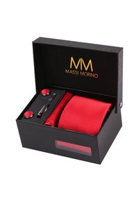 Corbata de seda roja, gemelos rojos y bolígrafo plateado en una caja negra texturada con logo dorado. La caja cuenta con una ventana transparente.