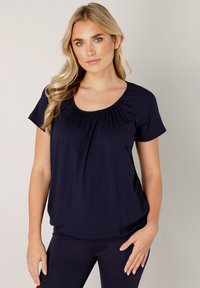 Marineblauw topje met korte mouwen, een ronde hals en plooidetails bij de halslijn, gemaakt van zacht stof met een ontspannen pasvorm.