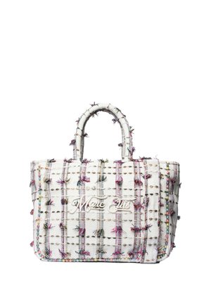 Sac à main tissé blanc avec des franges multicolores, des perles décoratives le long des bords, deux poignées et "Marie Elie" brodé sur le devant.