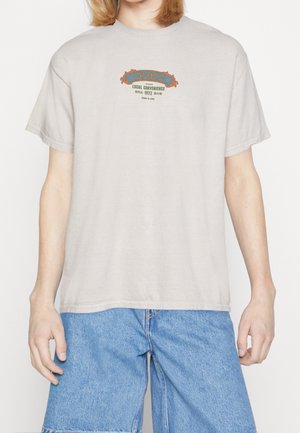 Jasnoszary bawełniany t-shirt z okrągłym dekoltem i krótkimi rękawami. Na środku znajduje się kolorowy nadruk z tekstem i elementami dekoracyjnymi.