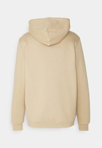 Beige hooded sweatshirt, mjukt bomullsmaterial, ribbade ärmslut och nederkant, känguruficka, slät textur, enkelt design, inga synliga grafik.