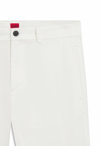 Λευκό βαμβακερό παντελόνι με κούμπωμα κουμπιού και φερμουάρ, μπροστινές τσέπες και ετικέτα με λογότυπο κοντά στη μέση. Λείο υφασμάτινο και ραμμένο σε εφαρμοστή γραμμή.