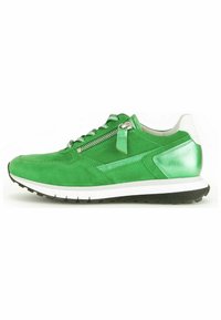 Zapatillas de ante verde con suela blanca, acentos texturizados, cremallera lateral y detalle en el talón en verde brillante que contrasta.