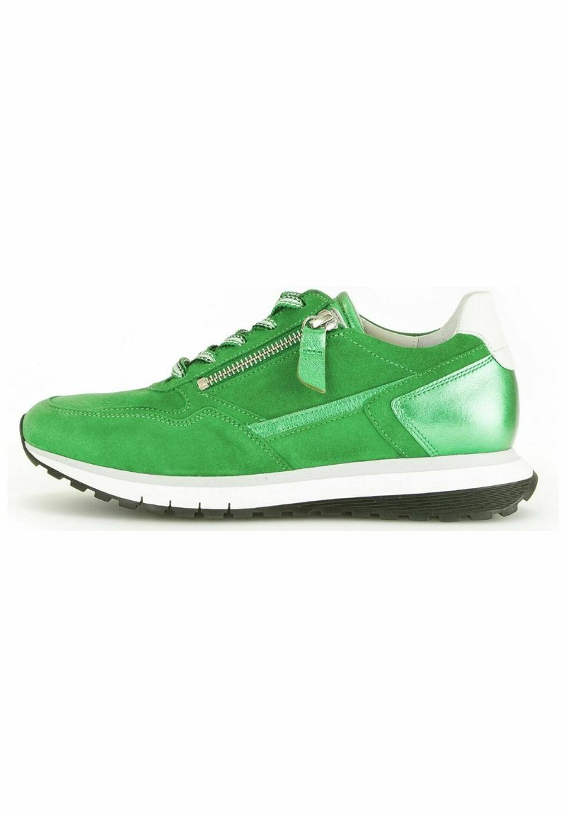 Zapatillas de ante verde con suela blanca, acentos texturizados, cremallera lateral y detalle en el talón en verde brillante que contrasta.