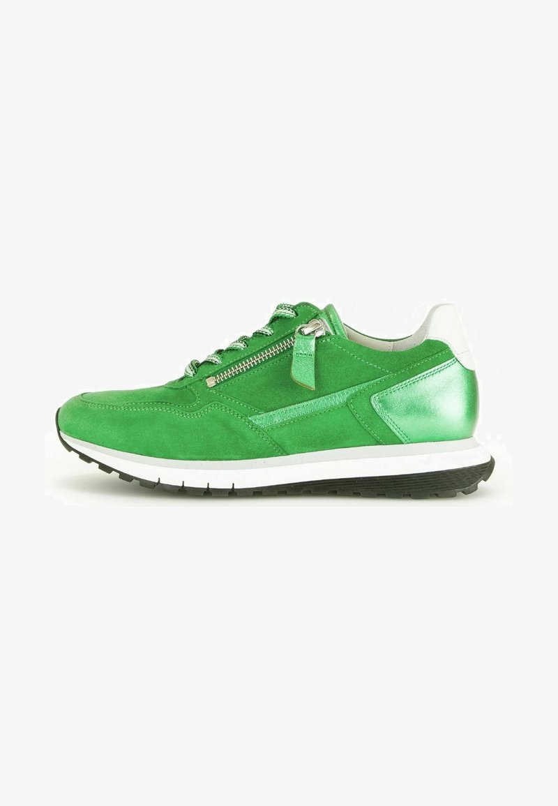 Grüner Wildlederschuh mit weißer Sohle, strukturierten Akzenten, einem seitlichen Reißverschluss und kontrastierendem glänzendem grünen Fersendetail.