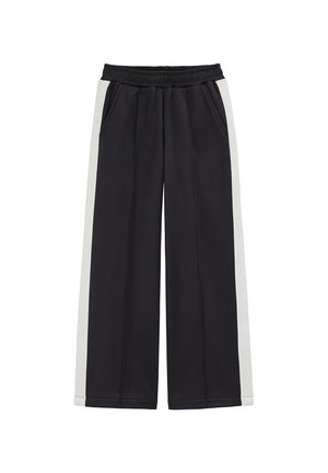 Sorte bukser med brede ben og en hvid stribe i siden, lavet af blødt stof. Har elastisk talje og to sidelommer.