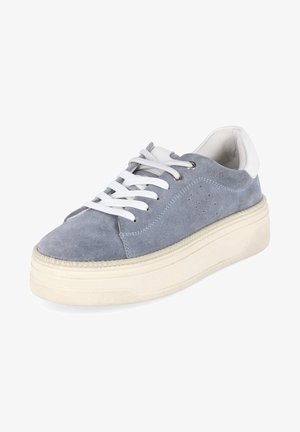 Niedriger Sneaker mit grauem Veloursleder-Obermaterial, weiß gepolsterter Ferse, weißen Schnürsenkeln und dicker cremeweißer Gummisohle mit strukturiertem Profil.