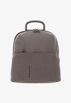 Zaino marrone con texture, dalla forma curva, maniglia superiore, chiusura a doppia cerniera e tasca frontale. Design minimalista con motivi sottili.