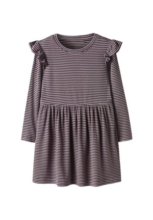 Wzorzysta sukienka z długim rękawem w kolorze mauve i kremowym, z falbaniastymi akcentami na ramionach oraz zebranym w pasie krojem, o rozszerzającym się fasonie spódnicy.