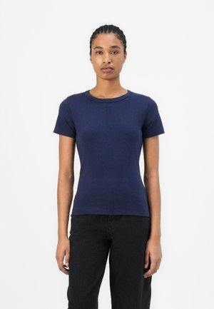 T-shirt ajusté bleu marine à manches courtes, col rond et avec un branding subtil sur la poitrine, fabriqué en coton doux.