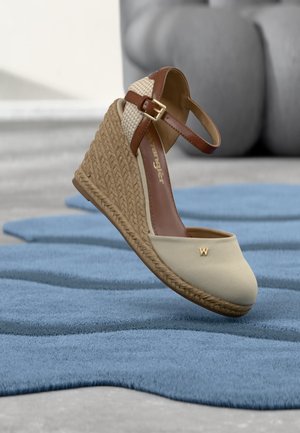 Wrangler BRAVA WOMEN WEDGE - Sandále na vysokom opätku - birch