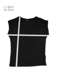 Chemise noire sans manches mesurée avec un ruban blanc indiquant 68 cm de longueur et 57 cm de largeur sur fond blanc.