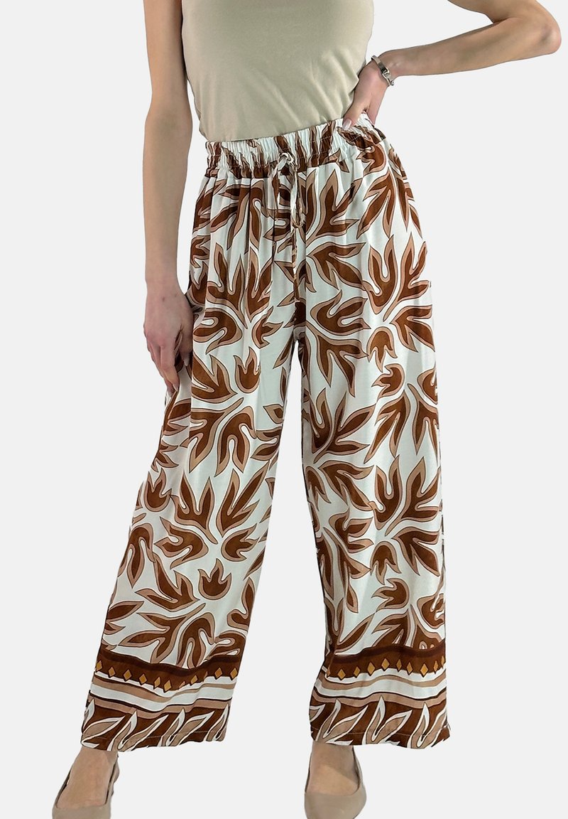 Szerokie spodnie z białej tkaniny w brązowy kwiatowy wzór, z elastycznym pasem i sznurkiem do wiązania. Ozdobione dekoracyjną bordiurą.