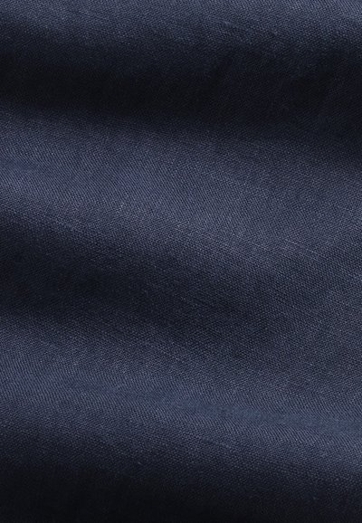 Teksturowana tkanina w ciemnogranatowym kolorze z delikatnymi zagięciami i nieco szorstkim, tkanym wzorem.