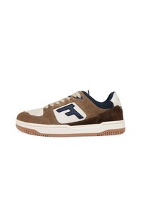 Sneakers in suede marrone e beige con dettagli bianchi, punta rotonda, design con lacci e suola in gomma testurizzata color corda. Presentano un logo prominente.