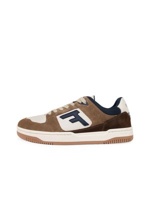 Zapatillas de ante marrón y beige con acentos en blanco, punta redonda, diseño con cordones y suela de goma texturizada. Cuenta con un logo prominente.