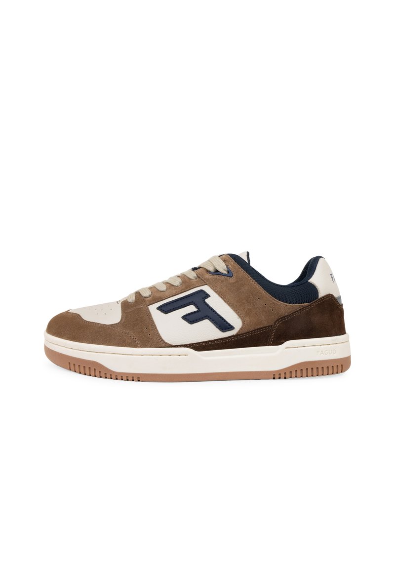 Sneakers in suede marrone e beige con dettagli bianchi, punta rotonda, design con lacci e suola in gomma testurizzata color corda. Presentano un logo prominente.