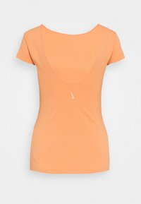 Camiseta ajustada naranja con un amplio escote y mangas cortas. Presenta un pequeño logo blanco de Nike centrado cerca del dobladillo. Textura suave.