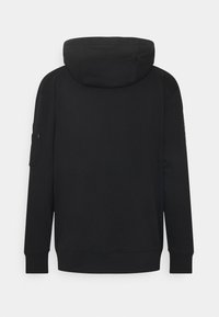 Sudadera negra con una capucha grande, mangas largas, puños acanalados y un bolsillo lateral. Tejido suave con detalles de diseño mínimos.