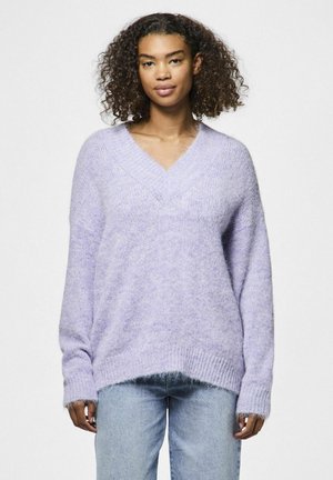 Lila gebreide trui met een V-hals, relaxte pasvorm en geribbelde boorden. Gemaakt van een fuzzy materiaal, heeft het een casual, oversized ontwerp.